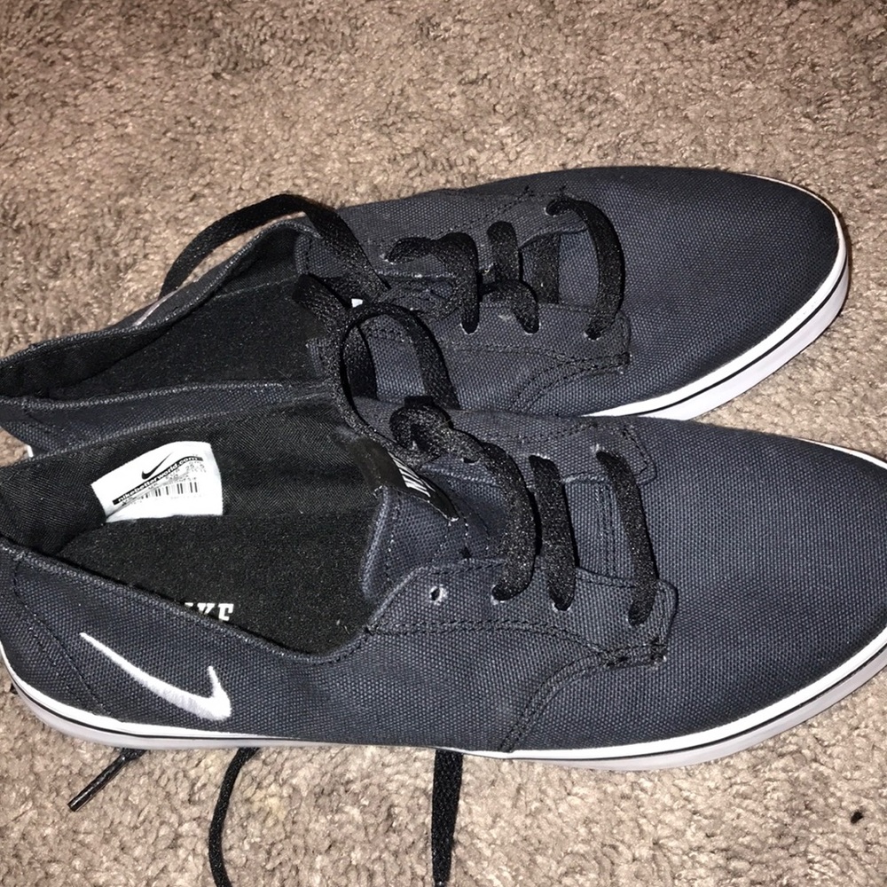 NIKE SNEAKERS